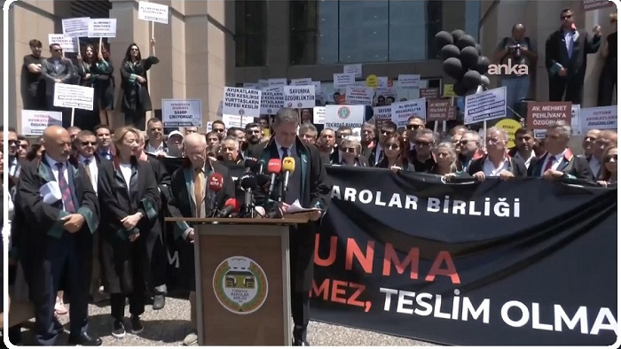 Türkiye Barolar Birliği ve İstanbul Barosu avukatları, İstanbul Adliyesi önünde